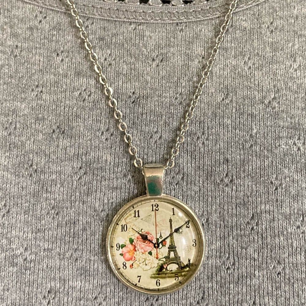 Roses and EiffelTower pendant